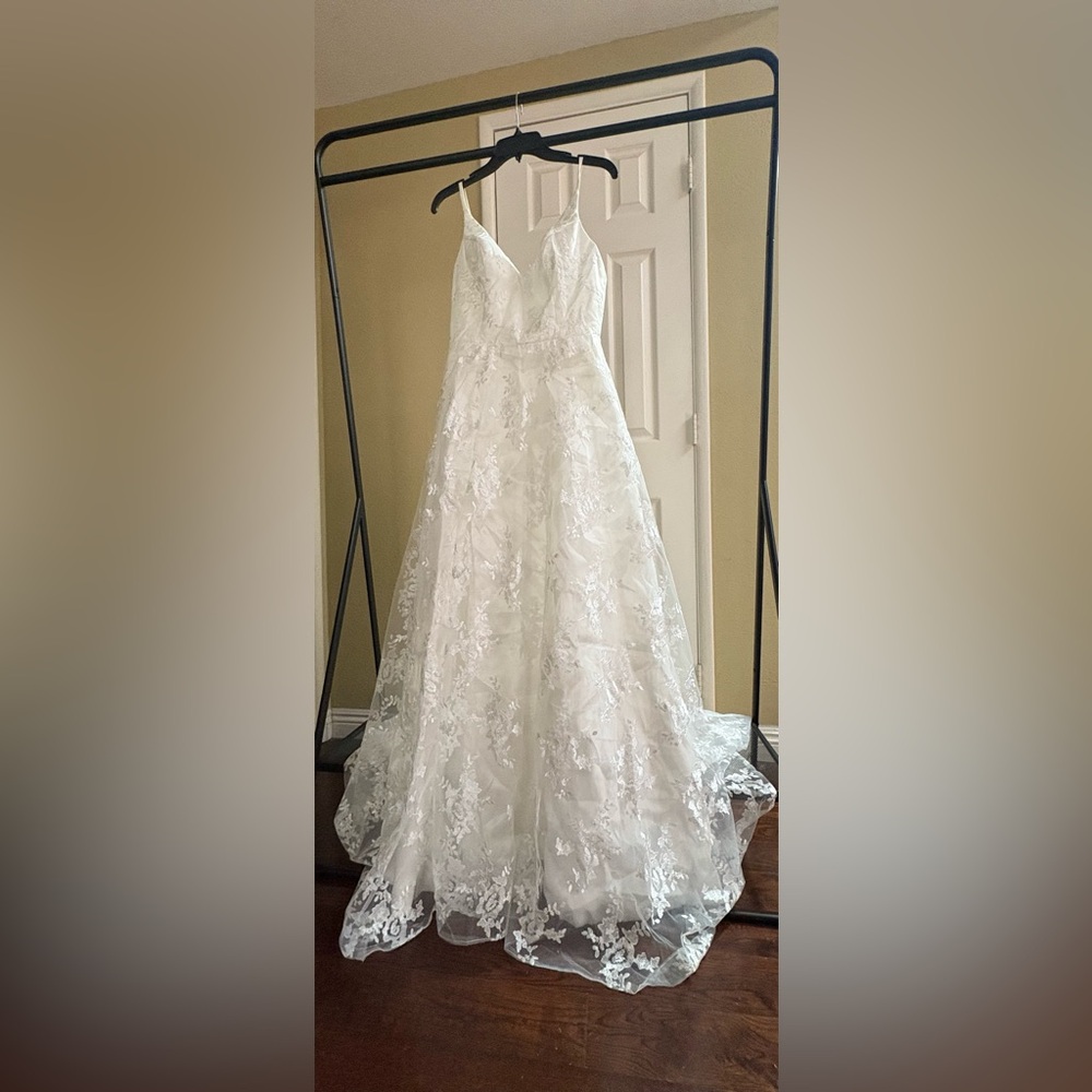 Elegant White Lace Wedding Gown